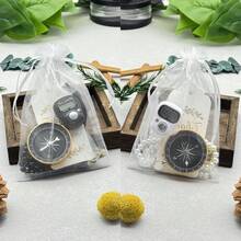 一套优雅白色欧根纱礼品袋，内含戒指计数器、指南针和99颗仿珍珠，是日常祈祷/指引/计数的必备品，也是斋月/婚礼礼物、念珠/赞词计数器的理想之选。 - 禮袋款 - 查看 16