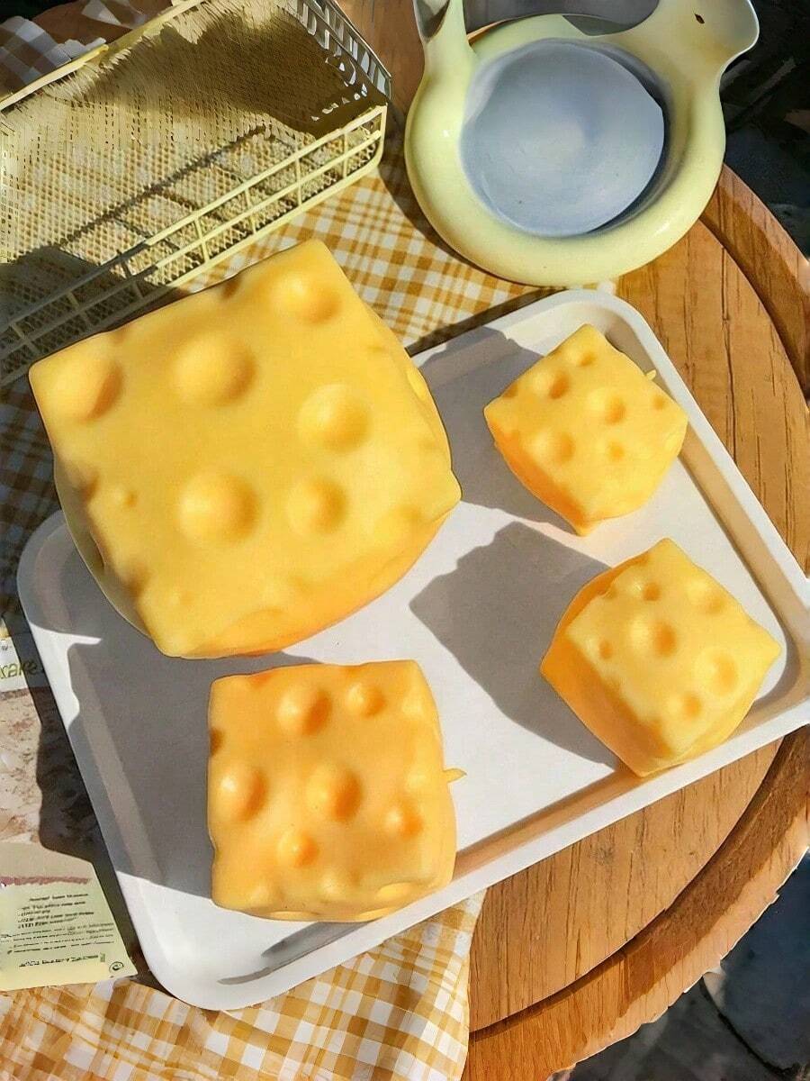 Đồ chơi nhồi bông hình vuông giống pho mát này có thiết kế dễ thương và chân thực, rất bắt mắt. Chất liệu mềm mại, dễ bóp và có độ đàn hồi chậm mang lại trải nghiệm giảm căng thẳng, và chất liệu dày dặn đảm bảo độ bền. Nhẹ và dễ mang theo, rất thích hợp để chơi đùa, cũng như là một món quà giảm căng thẳng thú vị cho các dịp lễ.