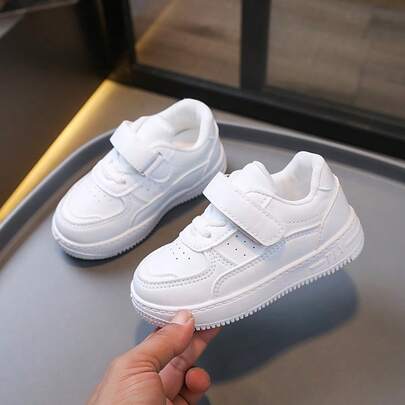 Zapatillas deportivas clásicas blancas y negras para niños, con suela suave y acolchada que se adapta al pie, suela exterior antideslizante y resistente, ideal para parques infantiles y uso diario, y parte superior de piel fácil de limpiar. Aptas para niños y niñas.
