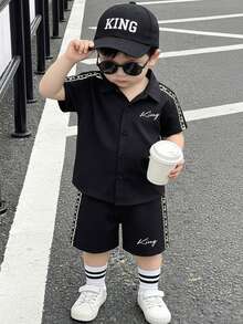 Kleinkind Jungen Frühling/Sommer Kurzarm Hemd und Shorts 2-teiliges Set, schwarz und gold Schleife, König Buchstaben Muster Hemd und passende bedruckte Shorts, vintage lässiger Streetwear Outfit für den täglichen Gebrauch, Schule, Outdoor - Schwarz - Übersicht 2