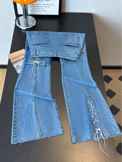 ALO FASHION Pantalones vaqueros acampanados de mezclilla lavada estilo bohemio informal para mujer, con bajo sin rematar y detalle de costura expuesta con cordones a la moda.
