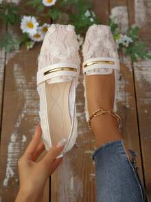 Femmes Mocassins carrés à bout carré en maille respirante avec fleurs en dentelle, chaussures décontracté à enfiler avec boucle dorée pour le port quotidien en été - Nude - Voir 2