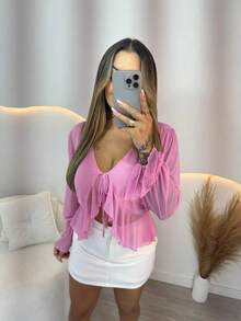 Blusa Feminina Tule Transparente Manga Longa  Decote V Com Amarração Frente Babado Recortes Delicados Leve Fluida Elegante Sexy Casual Moda Feminina Cropped Tule Top Transparente Blusa Fashion Confortável Suave Toque Macio Look Noite Balada Festa Estilo Romântico Moderno Chic Versátil Roupa Feminina Verão Primavera Outono Roupas Leves Blusa Rosa Feminina Detalhe Tule Transparência Sutil Manga Solta Caimento Perfeito Ajuste Confortável Tecido Respirável Design Exclusivo Charmosa Delicada Sensual Sofisticada Roupa Dia a Dia Passeio Encontro Jantar Outfit Feminino Estiloso Jovem Atual Elegante Atemporal Moda Blusa Curta Babado Fluido Amarração Frontal Decote Profundo Feminina Linda Destaque Visual Look Completo Moda Urbana Casual Chic Fashionista Feminilidade Estilo Único - Rosa Bebê - Visão 5