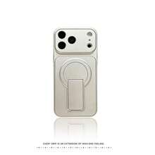 Tương thích với iPhone 12, 12 Pro Max, 13, 13 Pro, 14, 14 Pro Max, 15, 15 Pro, 16, 16 Pro Max, 17, 17 Pro Max. Bao gồm giá đỡ điện thoại và ốp bảo vệ. - Bạc - Xem 1