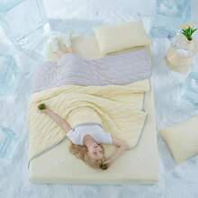 1pc Cooling Blanket, Modern Floral & Botanical Pattern Quilted Throw, Lightweight Breathable Fabric, Designed For Heat-Sensitive, Large Size Cooling Blanket, Silky Soft, Quick Moisture Wicking, Suitable For Home & Travel, All Season - Light Grey - View 3