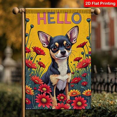 2D平面 - 这款精致的双面花园旗帜以活泼的吉娃娃和美丽的鲜花为特色，是万圣节、圣诞节等节日迎接宾客的理想户外装饰。