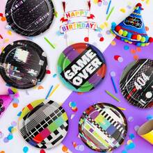 72 platos de papel para fiesta de superhéroes temáticos, platos de postre Hero Boom de 7 pulgadas, juego de vajilla desechable colorido para niños y niñas, cumpleaños y baby shower - Juego retro - Ver 4