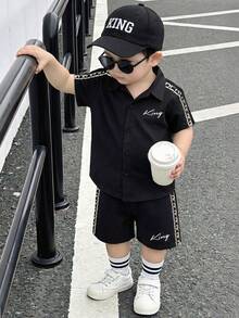 Kleinkind Jungen Frühling/Sommer Kurzarm Hemd und Shorts 2-teiliges Set, schwarz und gold Schleife, König Buchstaben Muster Hemd und passende bedruckte Shorts, vintage lässiger Streetwear Outfit für den täglichen Gebrauch, Schule, Outdoor - Schwarz - Übersicht 1