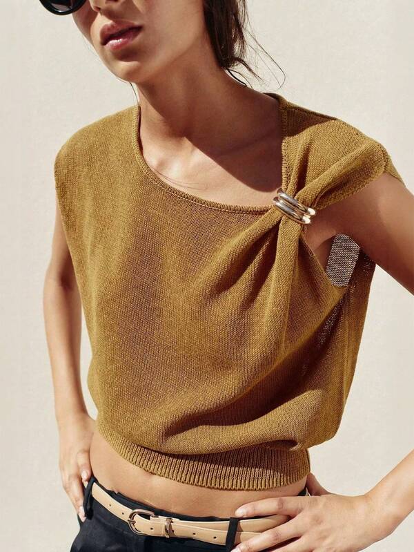 Damen neue Mode Urlaubsstil Metall Schnallen Dekor Design asymmetrisches glänzendes goldenes Faden minimalistisches ärmelloses Strick-Top