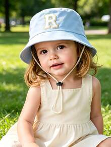 1 pieza Sombrero de sol ajustable rosa para niños con parche de chenilla con letra linda, sombrero de cubo transpirable para juegos al aire libre, viajes, guardería y uso diario para niños de 0 a 4 años - azul cielo - Ver 4