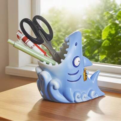 1个鲨鱼造型笔筒兼手机支架，轻巧创意桌面收纳盒，适用于办公室/浴室，节省空间，可作牙刷架、浴室收纳盒使用，造型生动，表面光滑，趣味鲨鱼造型树脂笔筒装饰