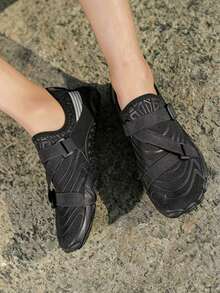 HDOXSE Men's And Women's Lightweight And Breathable River Tracing Shoes Are Available With White/Black, Black/White, And All-Pink Soles, Offering Comfort For Standing And Running. Ideal For Outdoor Wear, They Feature Shock Absorption, A Low-Cut Lace-Up Design, And Durable All-Terrain Traction. - 黑色 - 查看 4