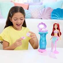 Mattel Mattel 迪士尼公主玩具，小美人鱼爱丽儿时尚娃娃，带可拆卸鱼尾和梳妆台，内含5个可重复弹出的惊喜和5个配件 - 彩色 - 查看 2