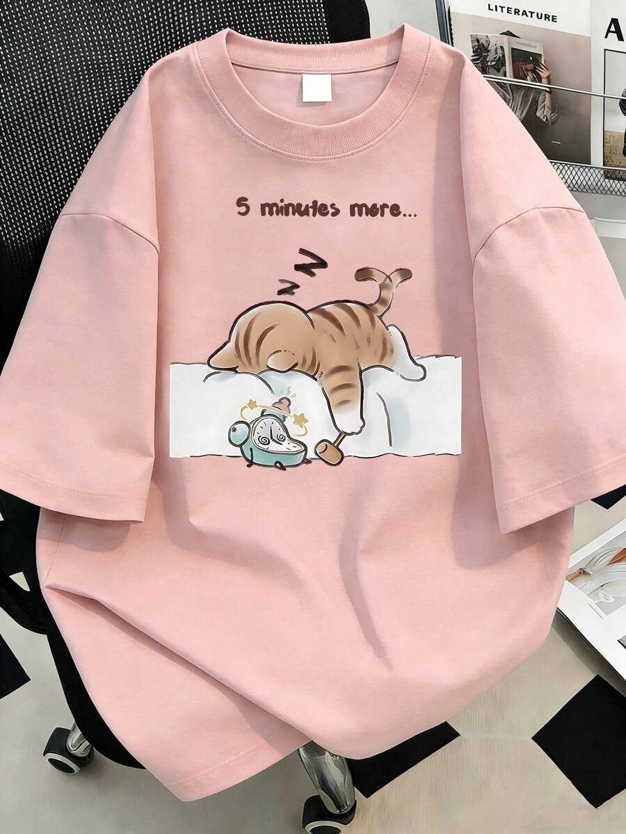 5 Minutes More 可愛貓咪印花圓領女款大尺碼夏季休閒上衣,短袖袖口印花,適合日常穿著、海灘度假、情人節、嘉年華、畢業季、畢業典禮,可與家人朋友搭配,適合外出、旅行、假期、派對、生日、開學季、音樂節、通勤、送禮、健身、WGS、新年、春季、夏季、度假 - 粉色 - 查看 1