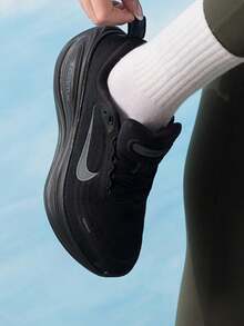 Giày chạy bộ Nike Vomero Plus thoải mái và đa năng dành cho nữ. - màu đen - Xem 1