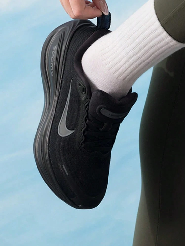 Giày chạy bộ Nike Vomero Plus thoải mái và đa năng dành cho nữ. - màu đen - Xem 1