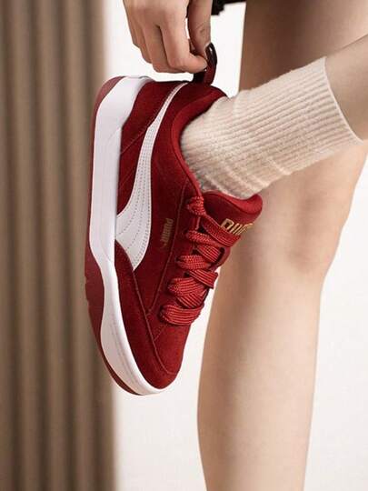  Zapatillas bajas PUMA Park Lifestyle de piel sintética sin tratar, diseño Año del Caballo, cómodas, versátiles y duraderas, unisex, en rojo y blanco.