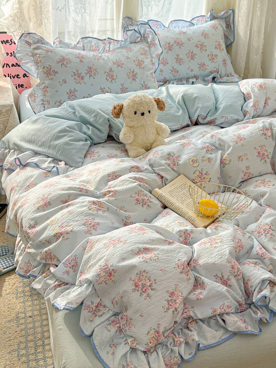 一套法式乡村风格花卉图案被套三件套，浅蓝色和粉色玫瑰印花，清新治愈，亲肤透气，不起球，不易褪色，易于洗涤和护理，荷叶边设计（包含1个被套+2个枕套，不含被芯和枕芯，枕套图案随机裁剪）