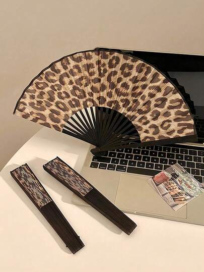 复古豹纹折扇，野生动物图案手扇，极具美感的复古扇子，适合夜店、音乐节、摄影等场合，彰显个性风格。
