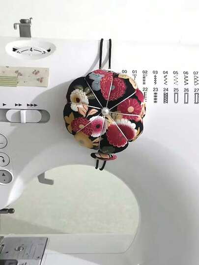 Elegante cojín para alfileres con patrón floral - Diseño de flores vibrantes en rojo, negro y blanco, estuche suave para agujas para manualidades, accesorios de costura, suministros de costura, accesorio de manualidades, soporte decorativo para agujas, construcción de tela duradera, para manualidades DIY, costura, bordado, viajes, uso doméstico, regalo para amantes de la costura, regalo del Día de la Madre