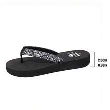 女款 2.5CM 厚底坡跟夾腳拖鞋，印花腳趾帶休閒日常穿搭，時尚百搭度假沙灘涼鞋，舒適厚底坡跟拖鞋 - 靜夜黑色 - 查看 9