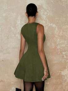 Vestido elegante de unicolor con cintura ceñida y sin mangas para mujer, adecuado para el otoño - Verde militar - Ver 2