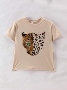 Chiếc áo thun cổ tròn màu be kiểu dáng thường ngày này kết hợp với quần short in họa tiết da báo, nổi bật với thiết kế đầu báo độc đáo. - Màu be - Xem 7
