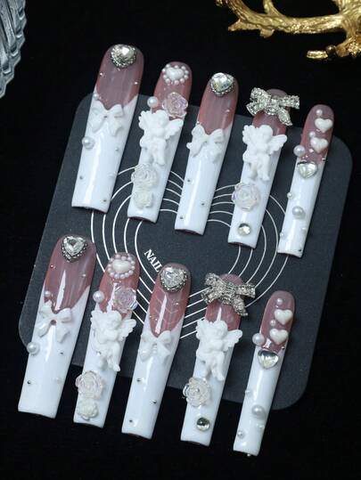 CrystalHola Móng tay giả hình quan tài thủ công, kiểu dáng Y2K, mùa xuân/hè, màu trắng & nude đính đá, hình thiên thần, hoa, nơ, trái tim, kiểu móng Pháp, hoàn toàn thủ công. Phù hợp cho phụ nữ và bé gái. 10 chiếc/bộ, 4 kích cỡ. Thích hợp cho tiệc tùng, đám cưới và sử dụng hàng ngày. Món quà tuyệt vời cho bộ dụng cụ làm móng của phái nữ.