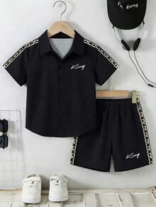 Kleinkind Jungen Frühling/Sommer Kurzarm Hemd und Shorts 2-teiliges Set, schwarz und gold Schleife, König Buchstaben Muster Hemd und passende bedruckte Shorts, vintage lässiger Streetwear Outfit für den täglichen Gebrauch, Schule, Outdoor - Schwarz - Übersicht 4