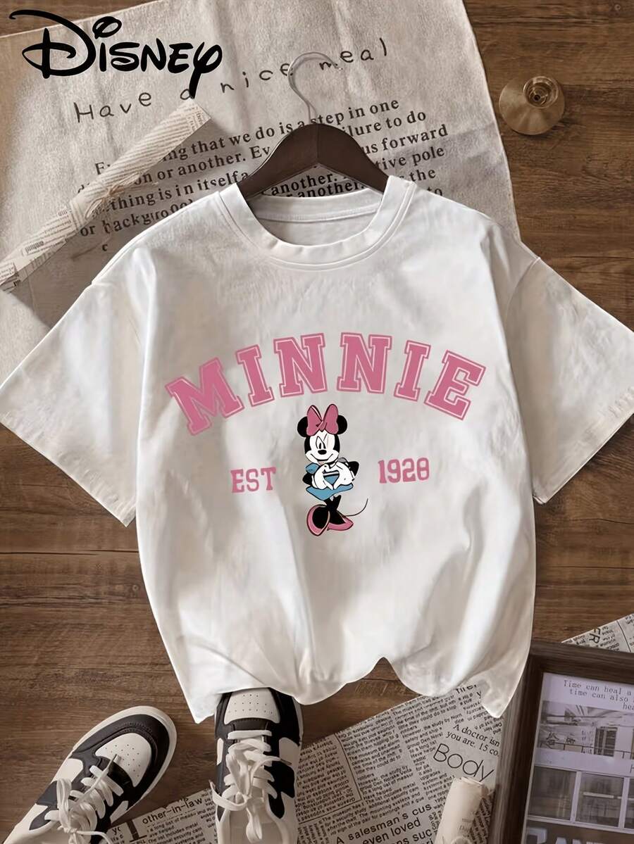 Disney License T Shirts, Disney Minnie Mouse EST 1928 Preppy Style Graphic Women's Casual Crew Neck Short Sleeve Oversized T-Shirt, Pink Cute College Tee ,Camiseta, Summer Outfits For Women, Summer Clothes, Summer Tops, Tops For Women, Festival Outfits, Summer Tops For Women, Mother's Day, Mother's Day Clothing, Gifts For Family And Friends, Spring Outfits For Women, Officially Licensed Disney T-Shirts, Disney Men's And Women's Spring/Summer Fashion Casual Short-Sleeve T-Shirts - 白色 - 查看 1