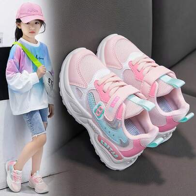 Estas zapatillas deportivas infantiles, ligeras y de suela blanda, cuentan con una parte superior de malla transpirable que mantiene el interior seco en todo momento. La suela acolchada y reforzada absorbe eficazmente el impacto al aterrizar, protegiendo a tu hijo mientras corre. El refrescante color morado macaron es dulce y moderno, y lo suficientemente versátil como para combinar con vaqueros o faldas deportivas. La resistente parte superior se limpia fácilmente con un simple paño.