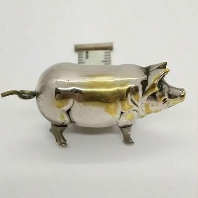 1. 复古风格小猪迷你卷尺，复古金属小猪软卷尺，适用于缝纫和手工制作，可爱的小猪缝纫卷尺测量工具，送给拼布爱好者、手工艺人和收藏家的独特礼物