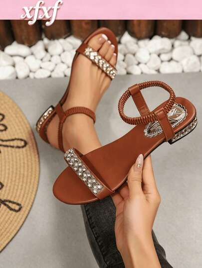 Giày sandal cao gót dành cho tuổi teen, một đôi cho một chân, với quai rộng cố định ở các ngón chân để tránh bị tuột, thích hợp cho các buổi tụ họp/ăn tối/đi dạo sau bữa ăn/mặc ở nhà, là lựa chọn món đồ thiết yếu cho tuổi teen vào mùa hè.