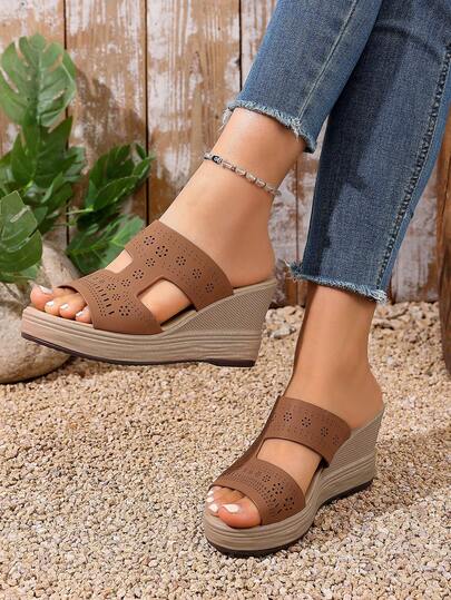 Sandal đế xuồng màu nâu kiểu retro, thiết kế rỗng, thoáng khí, đế mềm chống trơn trượt, kiểu dáng slip-on, giúp tôn dáng và kéo dài chân cho nữ.