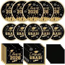 Clase de 2026 Suministros para fiesta de graduación – Juego de vajilla de grats Grad, platos y servilletas de papel negro y dorado para decoración de mesa de graduación 2026, decoración de - Oro negro - 50 raciones - Ver 9