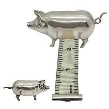 1 ruletă mini în stil antic cu model de porc, ruletă moale din metal vintage cu model de porc pentru cusut și meșteșuguri, instrument de măsurare cu ruletă drăguț cu model de porc, cadou unic pentru patchworkeri, meșteri și colecționari - 1 - Vizualizare 6