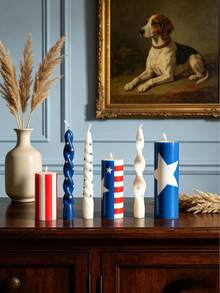 1 pieza Vela de cera de soja con diseño patriótico en rojo, blanco y azul. Estos artículos de decoración del hogar con estilo vintage y patriótico son excelentes para colocar en mesas de centro de la sala de estar, mesas de comedor (para crear ambiente), mesas de noche y escritorios. Son perfectos para decoraciones de fiestas del Día de la Independencia y el Día de los Caídos, creando un ambiente acogedor en el hogar, y también son excelentes regalos para días festivos. - Múltiples estilos - Ver 8