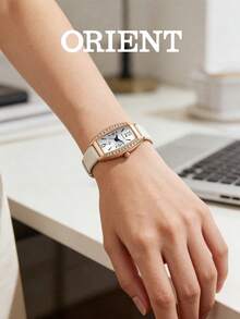 Orient 女士优雅腕表，长方形玫瑰金水晶表圈，珍珠母贝表盘搭配罗马数字时标，棕色缎面表带，复古时尚女士石英小表盘腕表，适合约会、婚礼、派对、街头、生日等场合佩戴，也是送给女儿、新娘和朋友的理想礼物。 - FUBTS009W0 - 查看 3