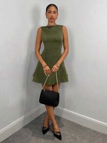 Vestido elegante de unicolor con cintura ceñida y sin mangas para mujer, adecuado para el otoño - Verde militar - Ver 3