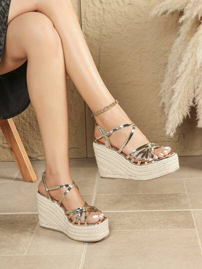 Giày sandal nữ mũi vuông quai vàng nhạt mới, đế xuồng dày đa năng, phù hợp cho cả trong nhà và ngoài trời, mùa xuân hè thu.