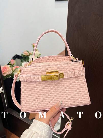 这款时尚百搭的女士斜挎包，纯色方形设计，采用PU皮革材质，配有可调节肩带。适合年轻女性日常使用，是外出、购物、上课、约会、送礼、办公、工作和旅行的理想之选。