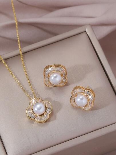  Bộ 3 món gồm dây chuyền và bông tai hoa ngọc trai, hoa tượng trưng cho may mắn, ngọc trai tượng trưng cho sự tinh khiết và quý giá, dịu dàng và thanh lịch, món quà lý tưởng cho Ngày Valentine, kỷ niệm hoặc tặng cho bạn bè/người yêu, truyền tải những lời chúc tốt đẹp về "may mắn và dịu dàng".