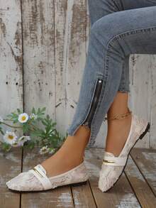 Femmes Mocassins carrés à bout carré en maille respirante avec fleurs en dentelle, chaussures décontracté à enfiler avec boucle dorée pour le port quotidien en été - Nude - Voir 4