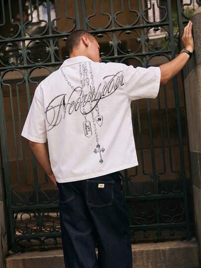  FRACTYR 男士夏季休闲衬衫——宽松舒适的短袖梭织衬衫，前后均饰有英文字母和十字架项链的数码印花。时尚百搭，适合日常穿着，也是打造街头潮流造型的理想之选。