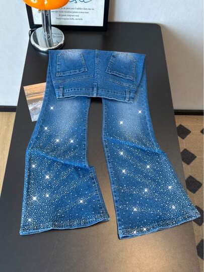 ALO FASHION Jeans de mezclilla acampanados para mujer, estilo casual y sexy, con detalles de pedrería, tejido elástico de alta calidad y diseño de dobladillo sin rematar.