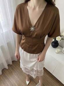 Áo kiểu nữ thanh lịch tay cánh dơi cổ chữ V, chất liệu vải dệt, chiều dài tiêu chuẩn, vạt xòe. - Cà phê nâu - Xem 7