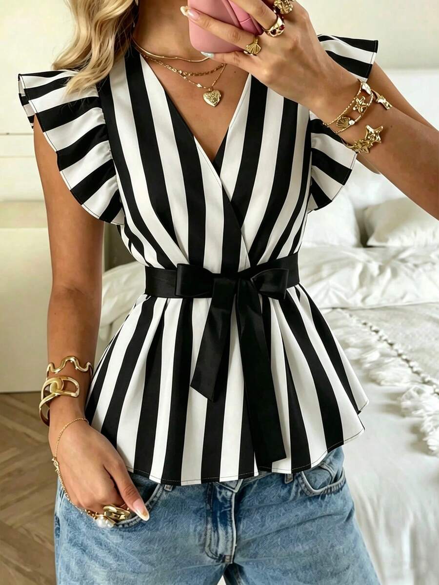 女士休闲优雅百搭撞色黑白条纹V领常规肩部荷叶袖修身短袖上衣，配有腰带可收紧腰身，春夏款 - 黑與白 - 查看 1