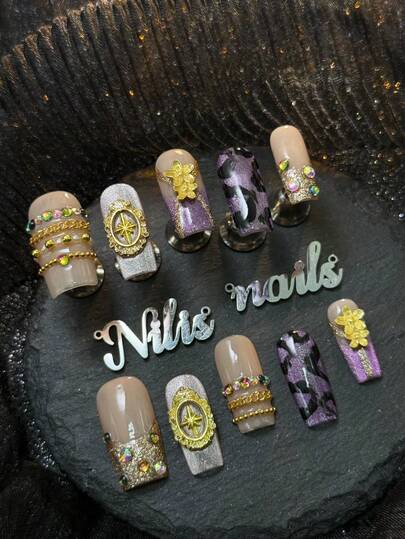 Bộ 10 móng tay giả vuông phủ acrylic thủ công, màu tím, móng kiểu Pháp tím & vàng, mắt mèo tím, họa tiết da báo đen vẽ tay, dây chuyền vàng 3D, hoa vàng, la bàn vàng, kim cương óng ánh màu hồng xanh và các phụ kiện móng khác, phong cách Y2K cá tính, rất phù hợp cho phụ nữ và các cô gái dự tiệc, lễ kỷ niệm, sử dụng hàng ngày, đám cưới, tiệc tùng và các lễ hội khác (Bao gồm: một miếng keo dán và một miếng dán ma sát).