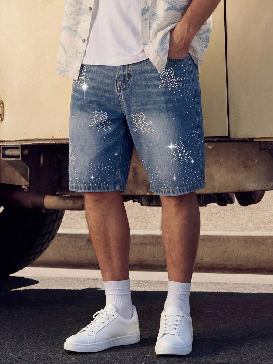 Quần short denim màu xanh dương đính đá lấp lánh, chất liệu denim cổ điển đã qua xử lý, điểm xuyết họa tiết chòm sao dày đặc, tạo hiệu ứng ánh sao lung linh, món đồ thời trang hoàn hảo cho các bữa tiệc. - Màu xanh lam - Xem 1
