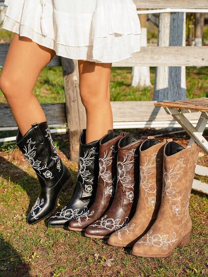 Giày bốt cao bồi cho nữ, kiểu dáng Bohemian mới, phong cách retro miền Tây, mũi nhọn, thêu họa tiết, gót dày, bốt xỏ chân cao đến giữa bắp chân.